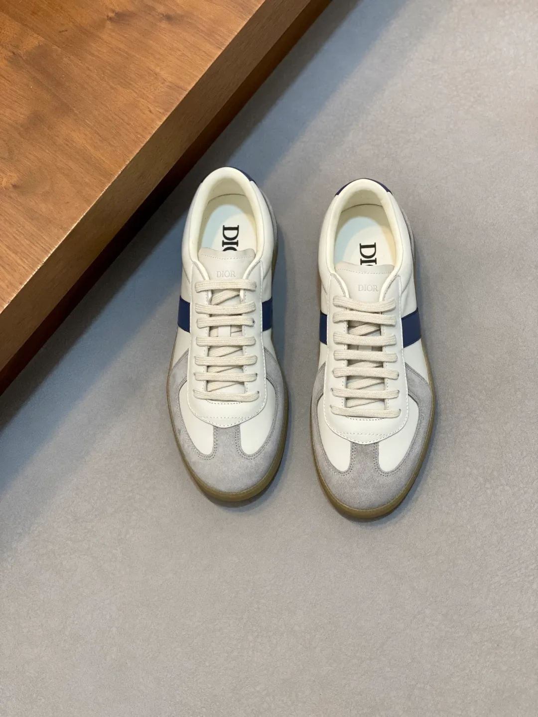 Factory price: 400💰Dior series casual sports shoes, skateboard shoes, original purchase, development and production. This sports shoe is a new product for the fall of 2023. It reinterprets the classic tennis shoes. The fashionable silhouette highlights the thick feeling. Crafted from navy and white jacquard with Oblique print and suede panels, it features a distinctive padded tongue embossed with the Dior signature, wide navy mohair laces and brass eyelets with a matte tonal finish. White rubber sole with Dior Oblique pattern, enhanced by a contrasting Dior 30 Avenue Montaigne signature on the rear. It can add fashionable temperament to casual looks. Exquisite packaging at the delivery counter 🛍📦 ▪️ Fabric: Original customized Oblique presbyopia + cowhide ▪️ Lining: Original customized sheepskin + breathable mesh ▪️ Sole: Original molded anti-slip rubber material ▪️ Bottom thickness: 4CM ▪️ Size: Men's 38-45 (38, 45, 46 customized)